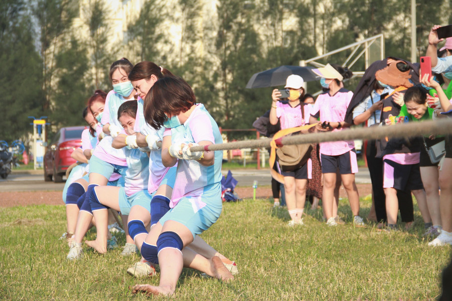 Trước khi diễn ra chương trình văn nghệ, các nữ đoàn viên của Công ty FHS đã cùng nhau tranh tài bằng những trận kéo co hấp dẫn.