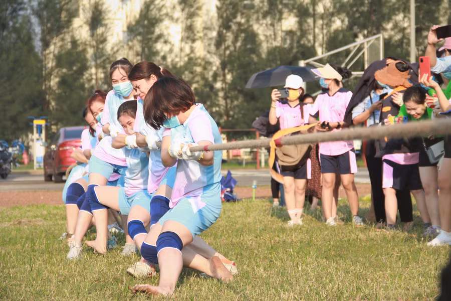 Trước khi diễn ra chương trình văn nghệ, các nữ đoàn viên của Công ty FHS đã cùng nhau tranh tài bằng những trận kéo co hấp dẫn.