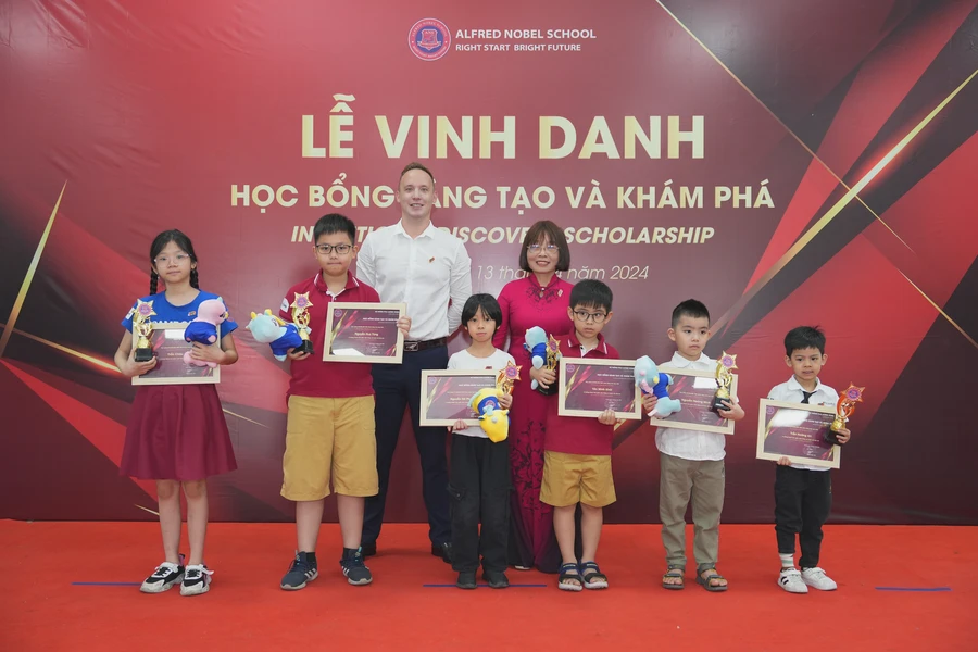 Lãnh đạo PTLC Alfred Nobel School trao học bổng cho học sinh được nhận.