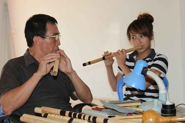 Nghệ nhân Lê Văn Quảng truyền dạy kỹ thuật sáo Mông cho học trò. Nghệ nhân Lê Văn Quảng truyền dạy kỹ thuật sáo Mông cho học trò.