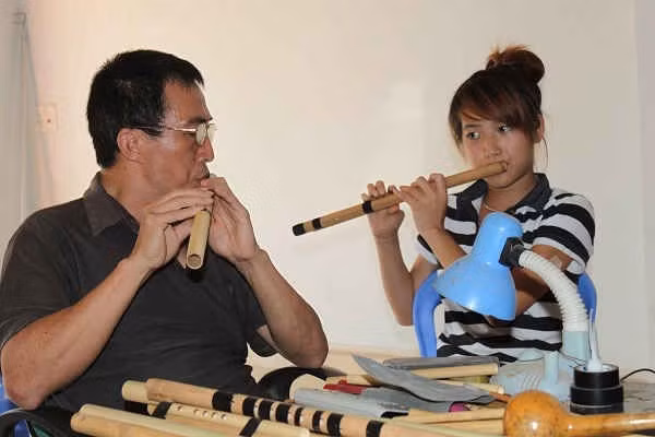 Nghệ nhân Lê Văn Quảng truyền dạy kỹ thuật sáo Mông cho học trò.