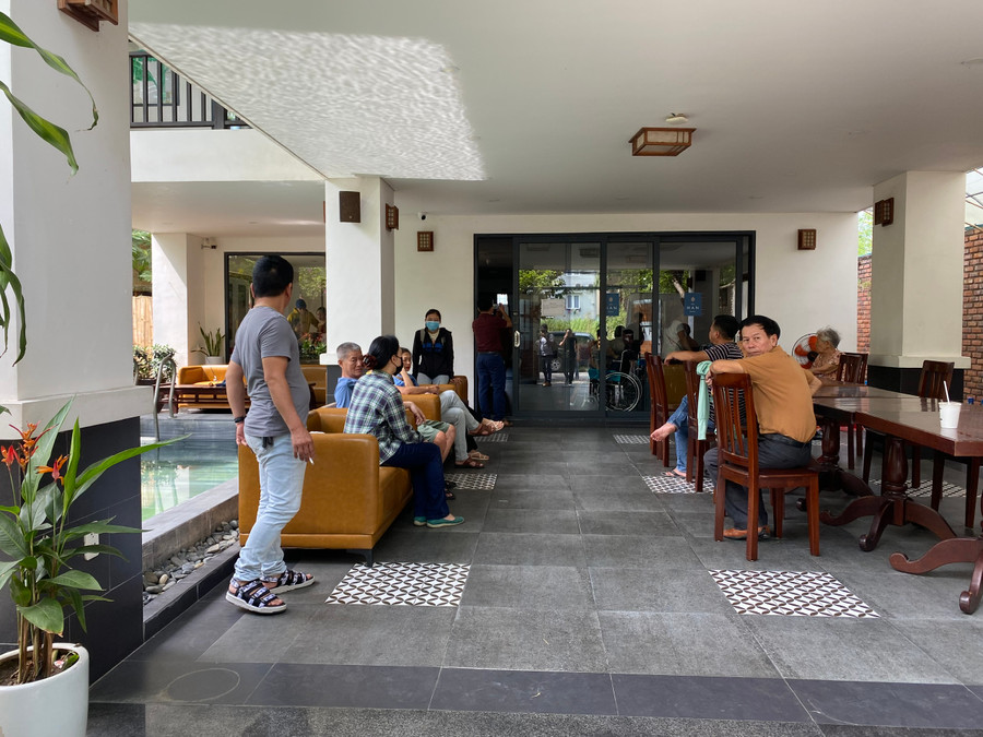 Gia đình có người thân đang ở cơ sở tập trung để yêu cầu công ty trả tiền. Gia đình có người thân đang ở cơ sở tập trung để yêu cầu công ty trả tiền.