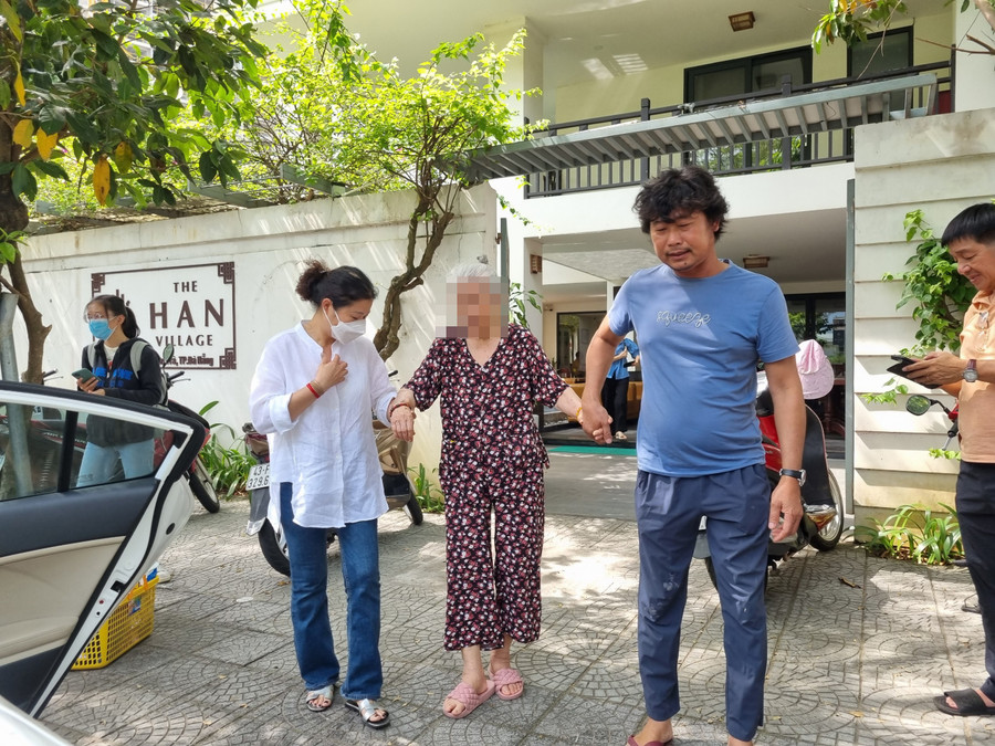 Gia đình đưa các cụ già về nhà chăm sóc. Gia đình đưa các cụ già về nhà chăm sóc.