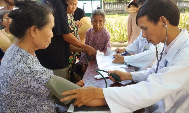 Thầy thuốc trẻ Huế ra quân chăm sóc sức khỏe dân nghèo ảnh 4