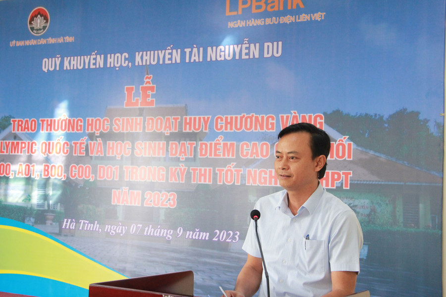 Ông Hà Văn Hùng - Trưởng ban Tuyên giáo Tỉnh ủy phát biểu tại buổi lễ. Ông Hà Văn Hùng - Trưởng ban Tuyên giáo Tỉnh ủy phát biểu tại buổi lễ.