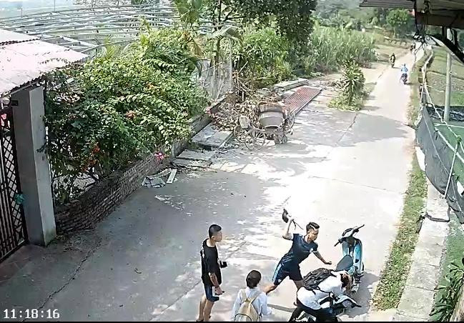 Hình ảnh học sinh Trường THPT Phương Sơn bị hành hung được camera an ninh ghi lại.
