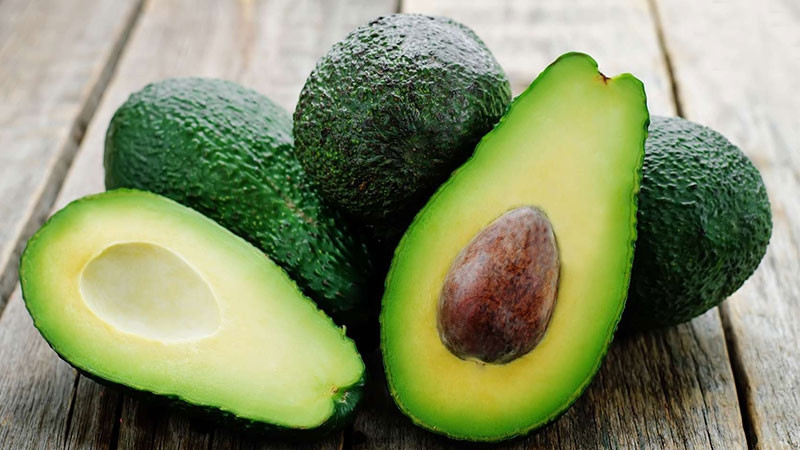 Bơ có công dụng làm giảm chất béo trung tính và lượng cholesterol xấu lưu thông trong máu. Bơ có công dụng làm giảm chất béo trung tính và lượng cholesterol xấu lưu thông trong máu.
