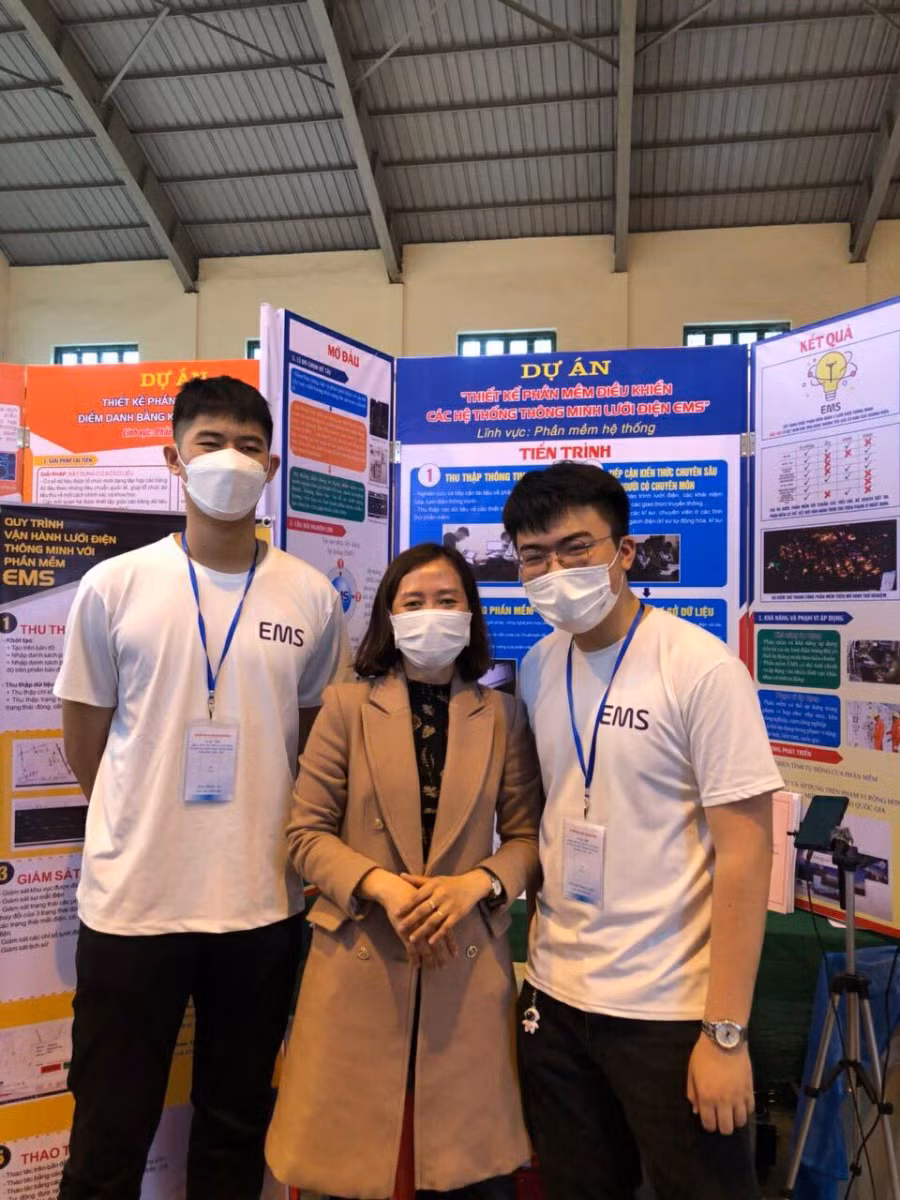 2 học sinh cùng cô giáo hướng dẫn Phạm Thị Lanh tại Cuộc thi KHKT dành cho học sinh trung học tỉnh Ninh Bình năm 2021.