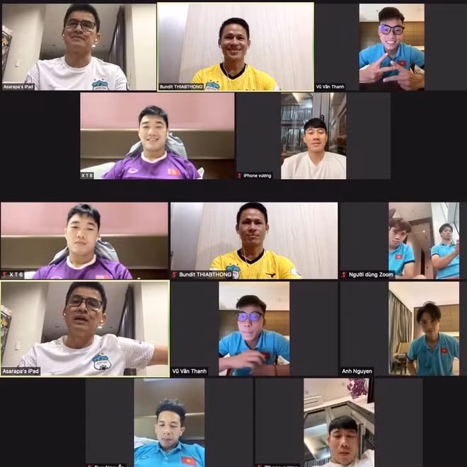 HLV Kiatisuk động viên các học trò trước trận gặp Trung Quốc ở vòng loại World Cup 2022.