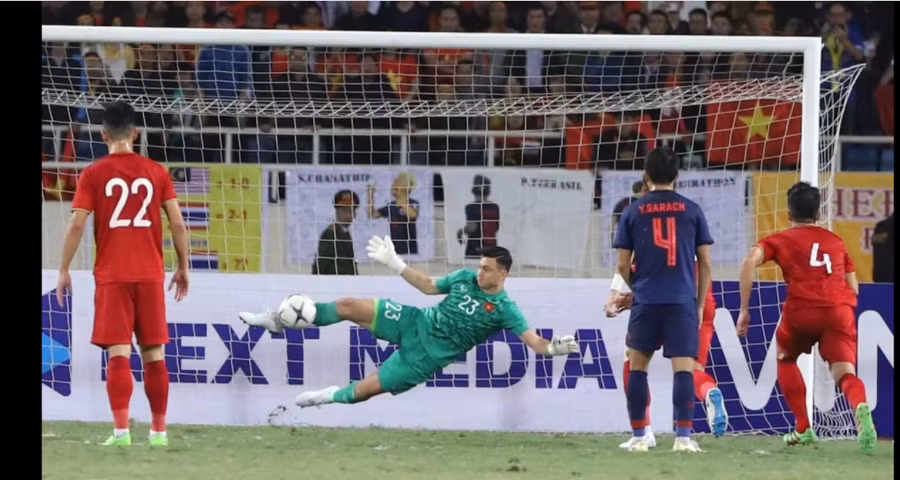 Văn Lâm cản phá thành công quả đá 11m của Theerathon.