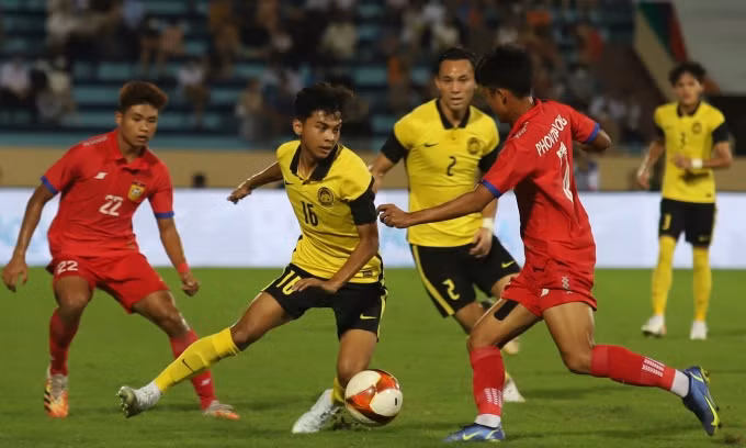 U23 Lào (áo đỏ) chính thức bị loại khỏi SEA Games 31 sau khi thua Malaysia tối 11/5.