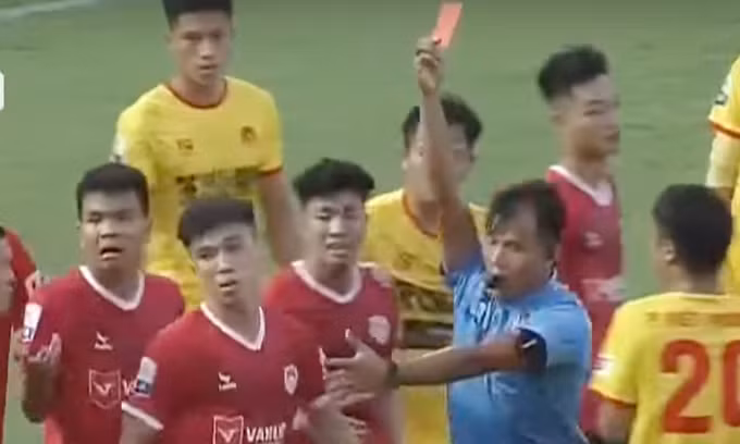 Lê Văn Đô phải nhận thẻ đỏ.