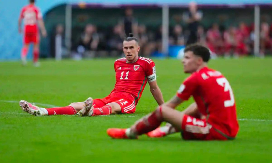 Gareth Bale và các đồng đội thất vọng sau khi thua Iran ở những phút bù giờ. Lượt cuối, họ phải ‘tử chiến’ với Anh mới hi vọng đi tiếp.