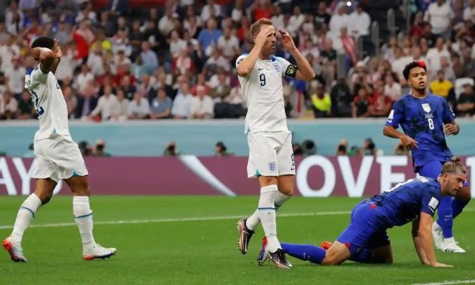 Harry Kane và các đồng đội lỡ cơ hội đoạt vé đầu tiên vào vòng 16 đội World Cup 2022. Harry Kane và các đồng đội lỡ cơ hội đoạt vé đầu tiên vào vòng 16 đội World Cup 2022.