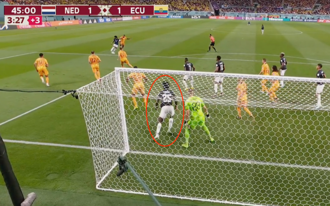 Hà Lan (áo cam) may mắn thoát khỏi trận thua trước Ecuador. Hà Lan (áo cam) may mắn thoát khỏi trận thua trước Ecuador.