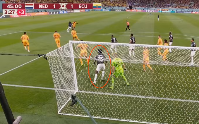 Hà Lan (áo cam) may mắn thoát khỏi trận thua trước Ecuador.