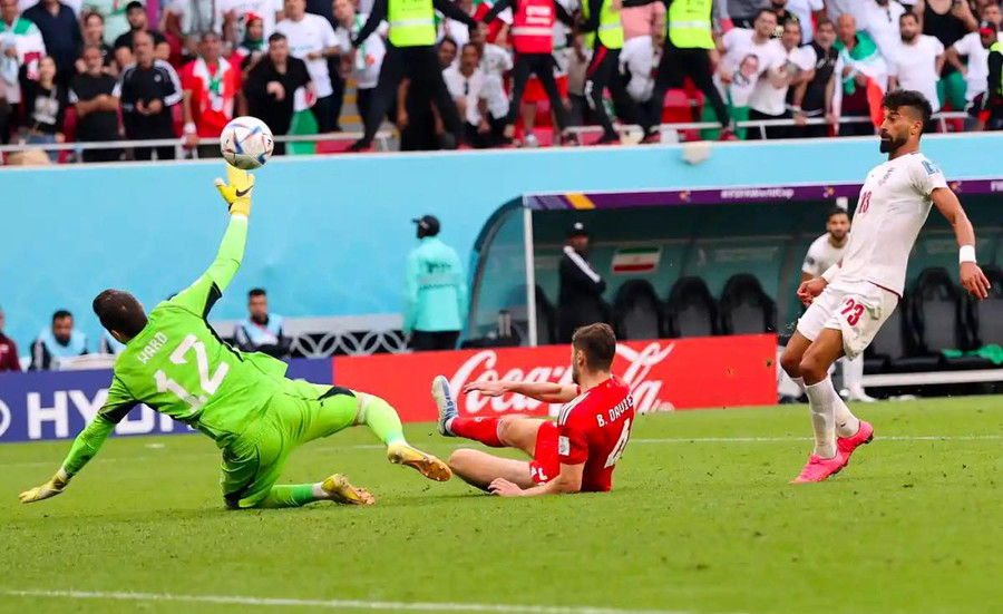 2 bàn thắng ở phút 90+8 và 90+11 giúp Iran hạ xứ Wales 2-0.