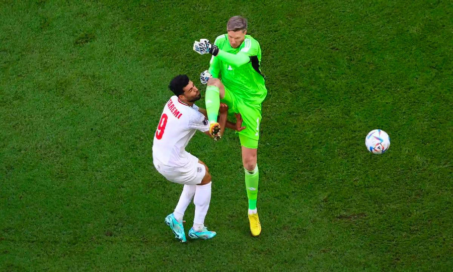 Thủ môn Wayne Hennessey vào bóng thô bạo với tiền đạo Tarem của Iran và phải nhận thẻ đỏ ở phút 86.