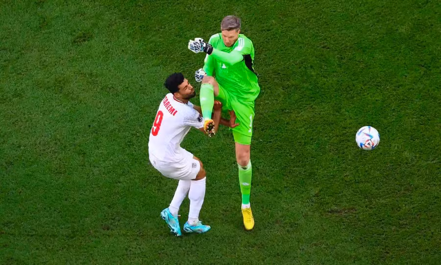 Thủ môn Wayne Hennessey vào bóng thô bạo với tiền đạo Tarem của Iran và phải nhận thẻ đỏ ở phút 86.