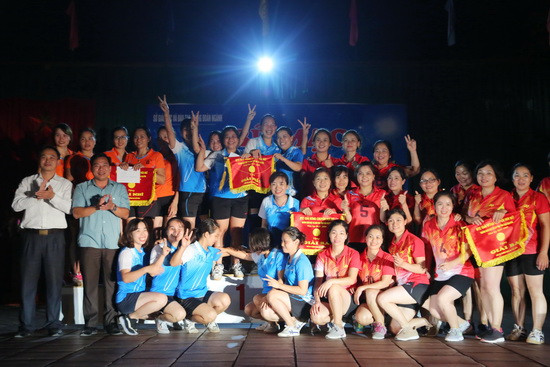 BTC trao giải Nhất, Nhì, Ba cho các đội đoạt giải khối các truowngf THPT. Ảnh Việt Hà