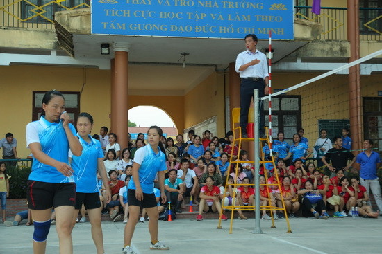 Giải đấu thu hút đông đảo cán bộ, giáo viên nhiệt tình cổ vũ. Ảnh Việt Hà