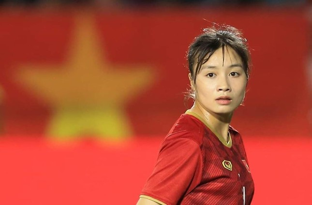 Hậu vệ 28 tuổi của tuyển Việt Nam không chỉ nhanh nhẹn, bền bỉ trên sân mà còn rất mực duyên dáng tươi tắn ngoài đời. Cô cũng được xem là một trong những gương mặt đáng xem nhất của tuyển Việt Nam tại World Cup 2023. Hậu vệ 28 tuổi của tuyển Việt Nam không chỉ nhanh nhẹn, bền bỉ trên sân mà còn rất mực duyên dáng tươi tắn ngoài đời. Cô cũng được xem là một trong những gương mặt đáng xem nhất của tuyển Việt Nam tại World Cup 2023.