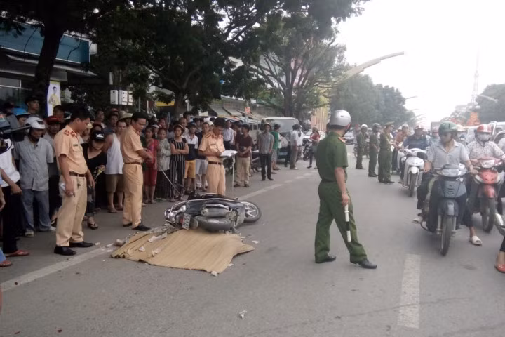 Nữ công nhân bị cuốn vào gầm xe ô tô tử vong