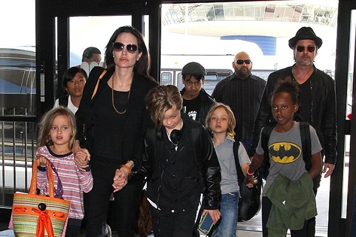 Angelina Jolie cùng các con chuyển nhà, bỏ mặc Brad Pitt một mình