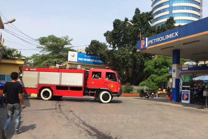 Cháy kho dầu, khói bốc đen kịt trên phố Giải Phóng, Hà Nội