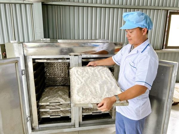 ThS Hồ Xuân Vinh và sản phẩm muối giảm mặn.