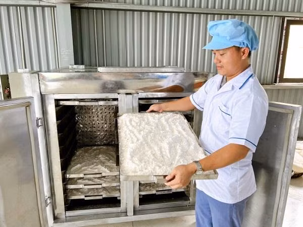 ThS Hồ Xuân Vinh và sản phẩm muối giảm mặn.