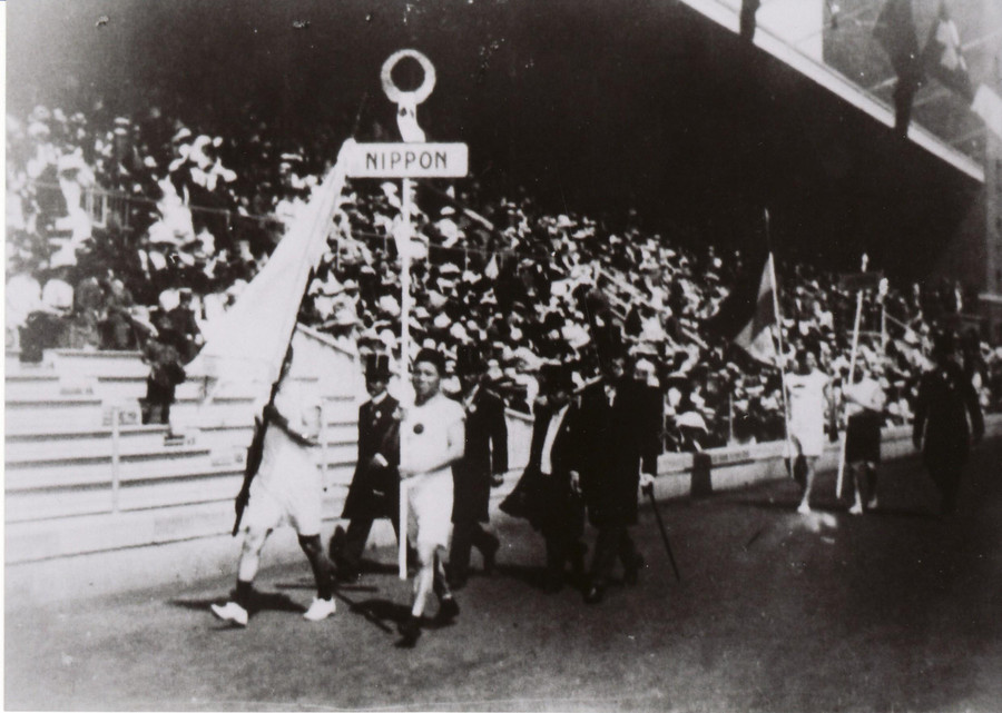 Đoàn thể thao của Nhật tại Olympic Stockholm 1912, Shizo Kanakuri (bên phải). Đoàn thể thao của Nhật tại Olympic Stockholm 1912, Shizo Kanakuri (bên phải).