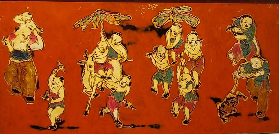 Công chúng được thấy hình bóng của quá khứ và hiện tại trong các tác phẩm trưng bày tại triển lãm “Con đường” (trong ảnh: Tác phẩm Đồng dao). Ảnh: Bình Thanh.