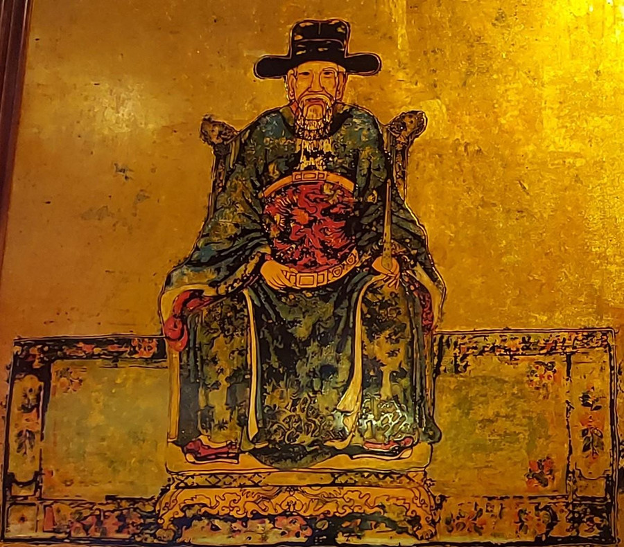 Tranh danh nhân Nguyễn Trãi được họa sĩ LaToa Indochine vẽ lại từ bức tranh bột màu chân dung Nguyễn Trãi (năm 1917, P.D.TUE) của Bảo tàng Hà Nội. Ảnh: Bình Thanh.