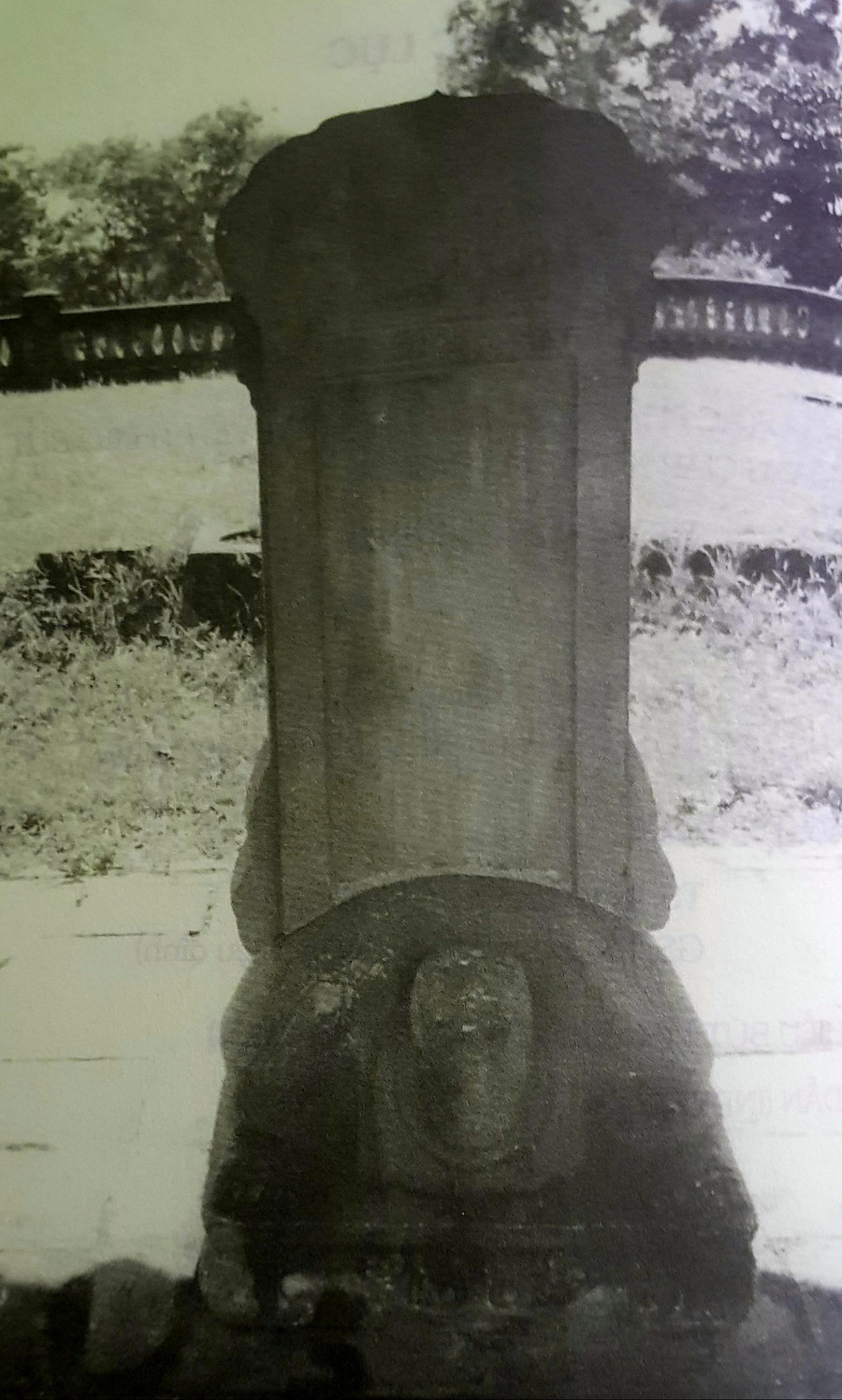 Văn bia tiến sĩ Hoàng giáp Nguyễn Văn Phú (tức Nguyễn Tư Giản) tại Huế. Văn bia tiến sĩ Hoàng giáp Nguyễn Văn Phú (tức Nguyễn Tư Giản) tại Huế.