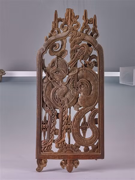 Bức chạm hổ trên ô thoáng cửa bằng gỗ, thế kỷ 17 ở Hạ Lôi (Mê Linh - Hà Nội).