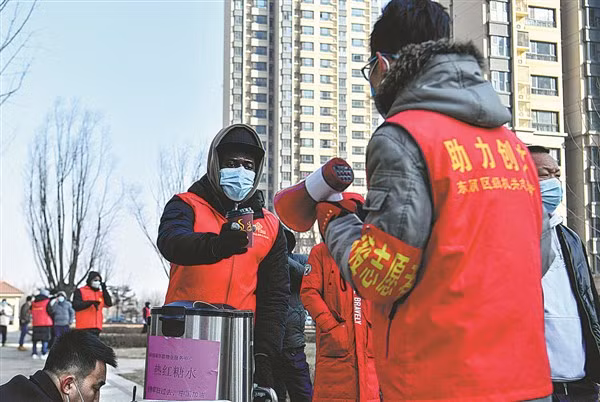 Sinh viên Trung Quốc làm tình nguyện viên tại trường học trong kỳ nghỉ lễ.