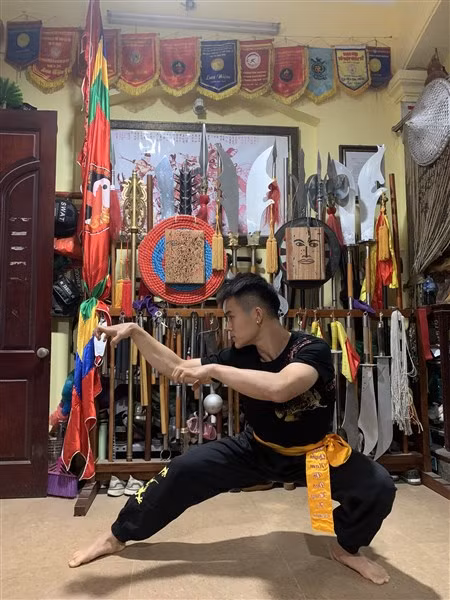 Huấn luyện viên Vũ Hoàng Nam, võ đường Bát Tiên Quyền Nam Võ Đạo Công Phu biểu diễn các chiêu thức của Hổ hình quyền.