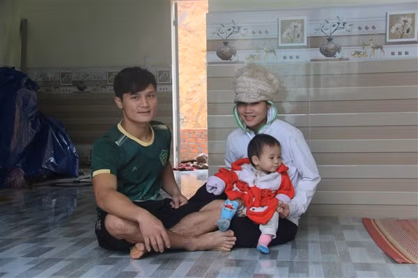 Vợ chồng anh Long được đón Tết trong căn nhà mới mà chính quyền cùng mạnh thường quân xây tặng.