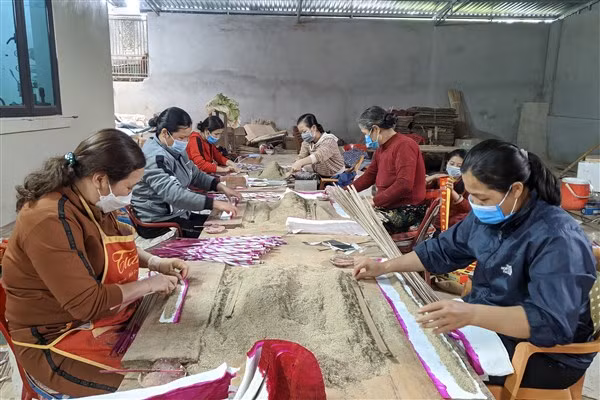 Cơ sở sản xuất hương trầm Hòa Ninh (khối 1, thị trấn Tân Lạc, huyện Quỳ Châu, Nghệ An).