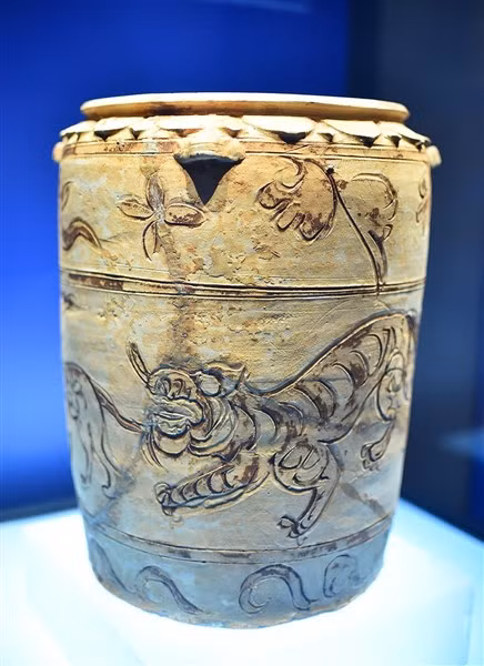 Hổ đuổi bắt ngựa trên thạp gốm hoa nâu, thế kỷ 13 - 14.