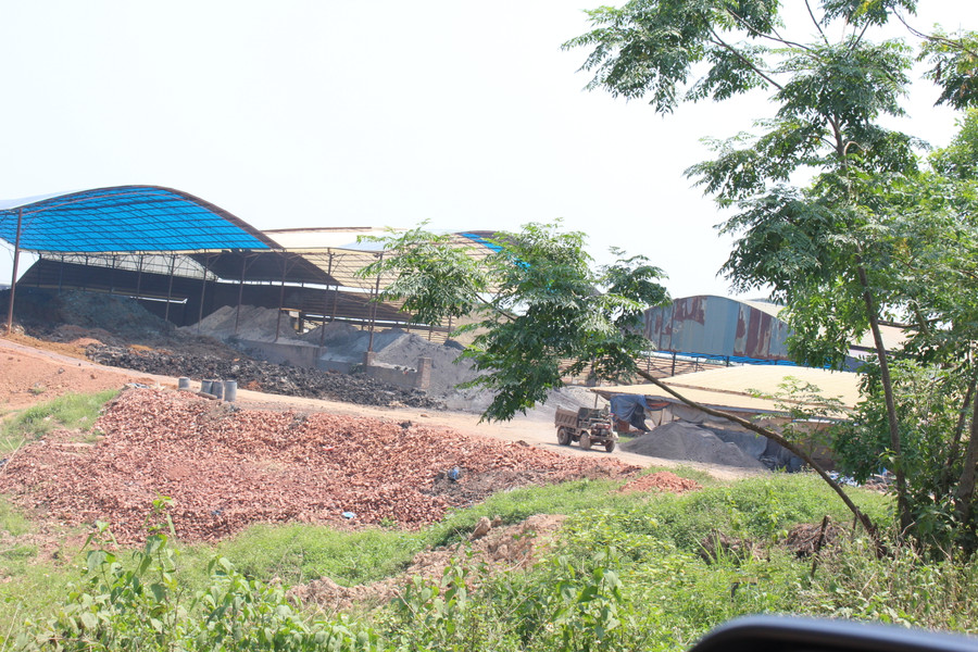 Lò gạch trái phép trên đất trồng lúa tại thôn Yên Kiện (xã Đông Phương Yên, huyện Chương Mỹ, Hà Nội). Lò gạch trái phép trên đất trồng lúa tại thôn Yên Kiện (xã Đông Phương Yên, huyện Chương Mỹ, Hà Nội).