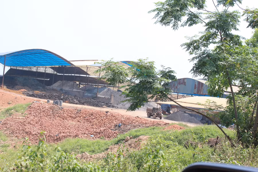 Lò gạch trái phép trên đất trồng lúa tại thôn Yên Kiện (xã Đông Phương Yên, huyện Chương Mỹ, Hà Nội). Lò gạch trái phép trên đất trồng lúa tại thôn Yên Kiện (xã Đông Phương Yên, huyện Chương Mỹ, Hà Nội).