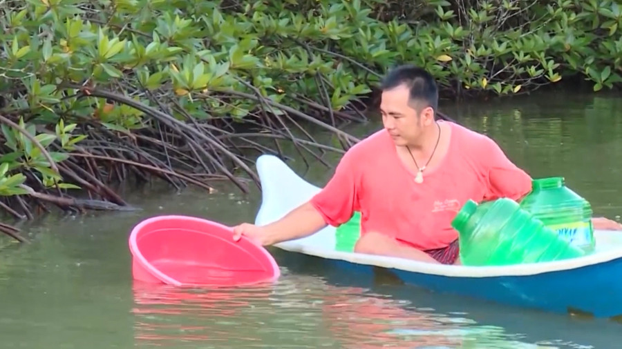 Người dân tiến hành thả giống trong vuông nuôi. Ảnh: TG Người dân tiến hành thả giống trong vuông nuôi. Ảnh: TG