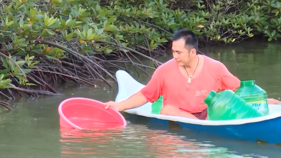 Người dân tiến hành thả giống trong vuông nuôi. Ảnh: TG