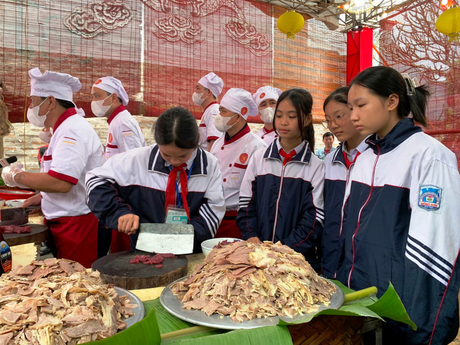 Học sinh tại Nam Định tham gia trải nghiệm chế biến phở tại Festival Phở 2024. Học sinh tại Nam Định tham gia trải nghiệm chế biến phở tại Festival Phở 2024.
