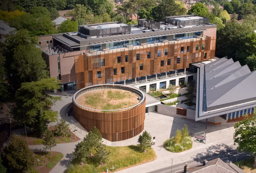 Đại học Winchester, Anh, sa thải hàng trăm nhân viên vì khủng hoảng tài chính.