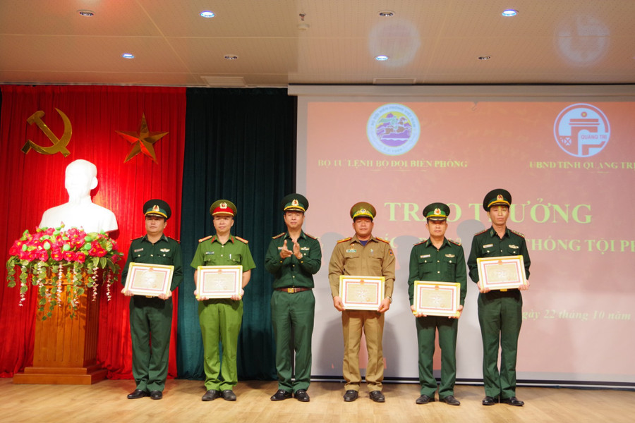 Thừa ủy quyền của BTL BĐBP, BCH BĐBP Quảng Trị trao bằng khen cho các tập thể có nhiều thành tích xuất sắc trong đấu tranh PCTPMT Thừa ủy quyền của BTL BĐBP, BCH BĐBP Quảng Trị trao bằng khen cho các tập thể có nhiều thành tích xuất sắc trong đấu tranh PCTPMT