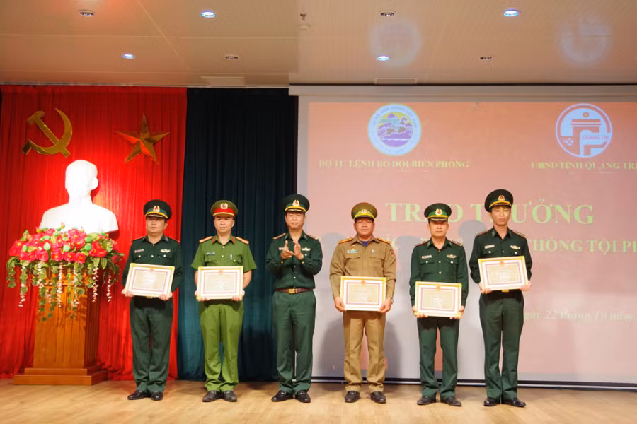 Thừa ủy quyền của BTL BĐBP, BCH BĐBP Quảng Trị trao bằng khen cho các tập thể có nhiều thành tích xuất sắc trong đấu tranh PCTPMT