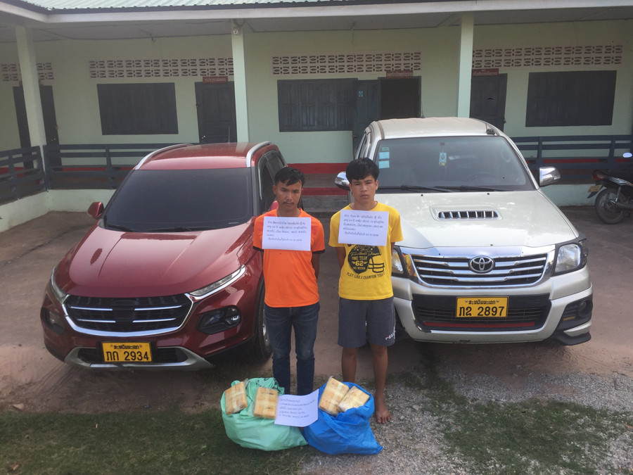 Hai đối tượng bị bắt khi vận chuyển ma túy sang Việt Nam tiêu thụ.